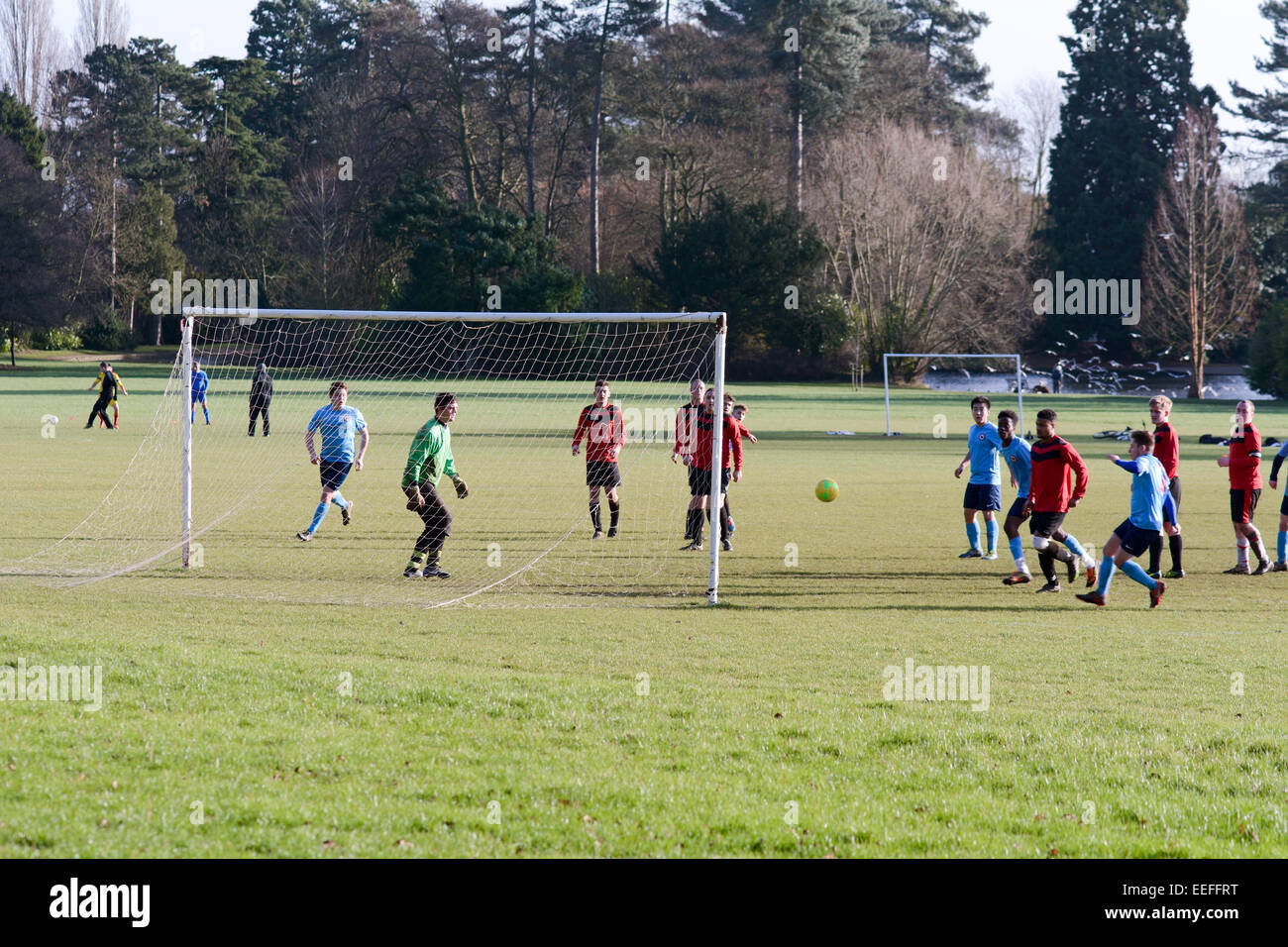 Fußball-Mannschaften ein Spiel in Bedford Park - Freistoß in der Bedford, Bedfordshire, England Stockfoto