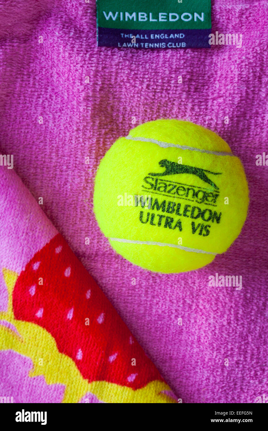 Slazenger Wimbledon Ultra Vis Tennisball auf Wimbledon der All England Lawn Tennis Club-Handtuch Stockfoto