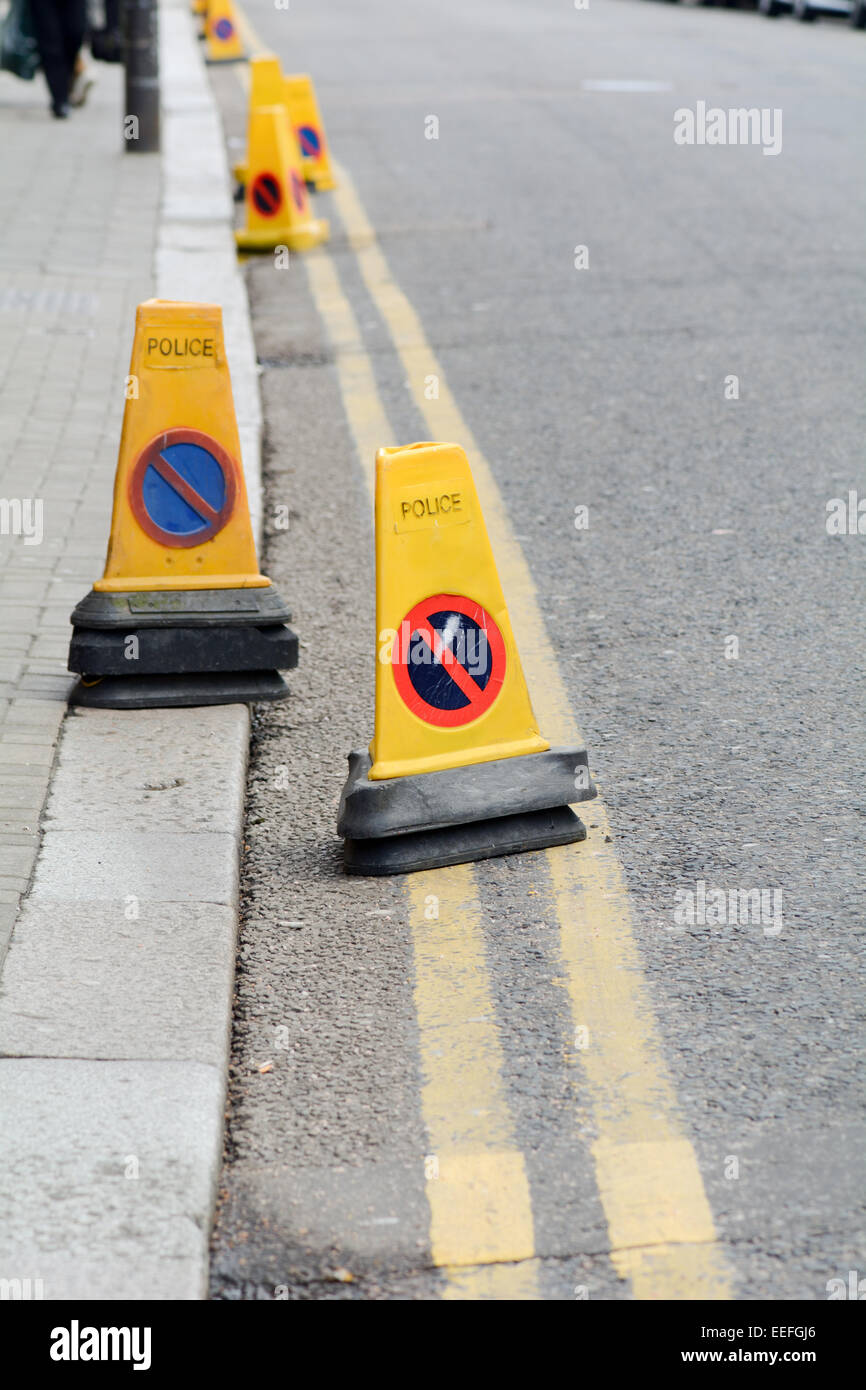 Straßenrand poller -Fotos und -Bildmaterial in hoher Auflösung – Alamy