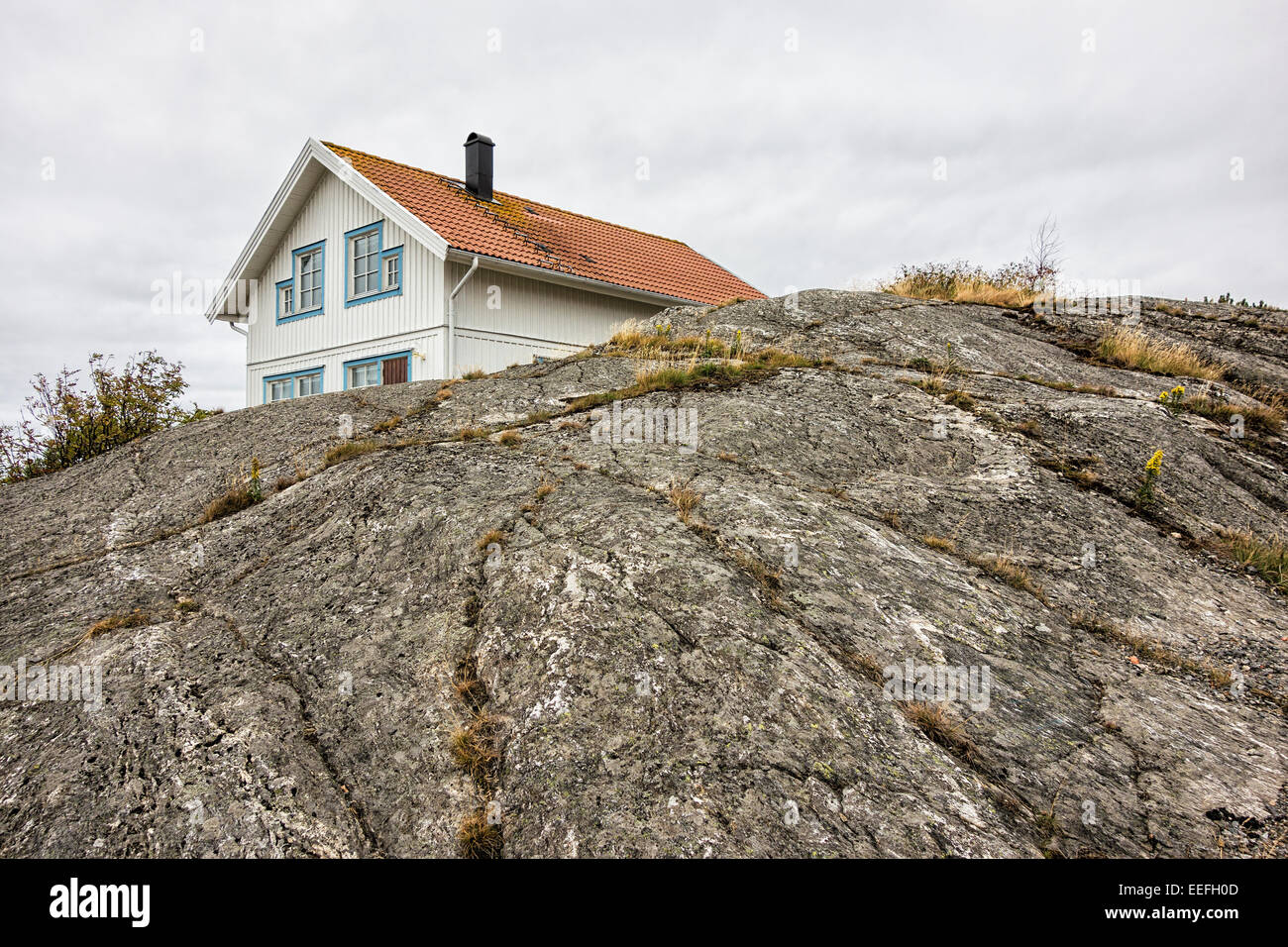 Aufbauend auf einem Felsen auf der Insel Orust in Schweden Stockfoto