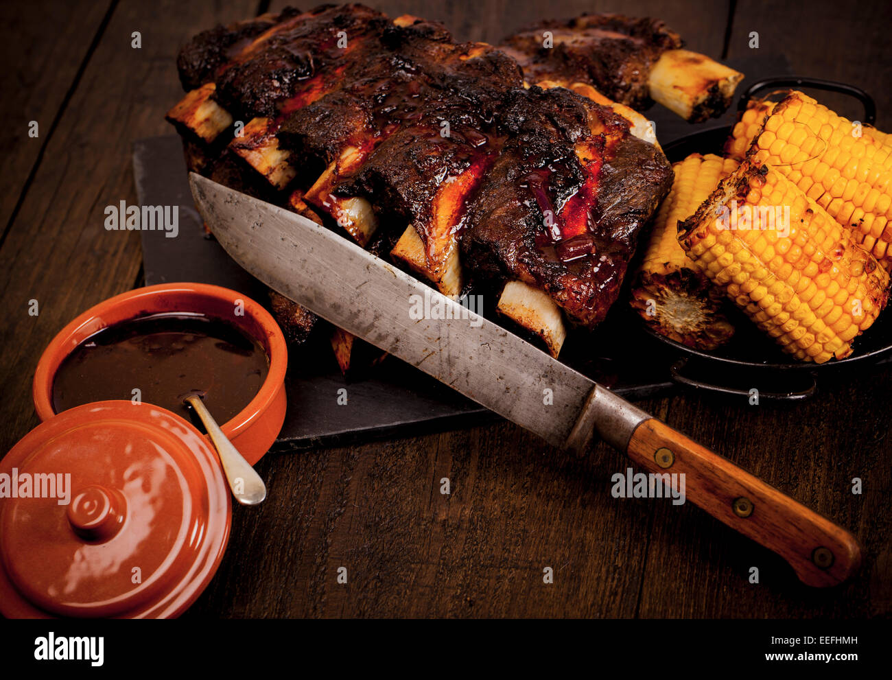 Rindfleisch Rippen auf dem Grill zubereitet und serviert mit Mais und einem roten Wein beitragsfrei. Stockfoto