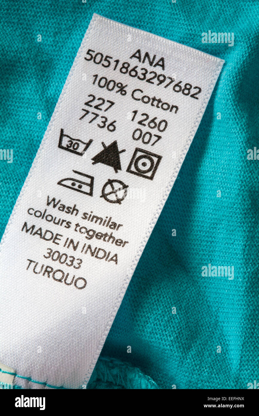Label in Kleidung 100% Baumwolle - Made in India - verkauft in UK  Vereinigtes Königreich, Großbritannien - waschen ähnliche Farben zusammen  Stockfotografie - Alamy