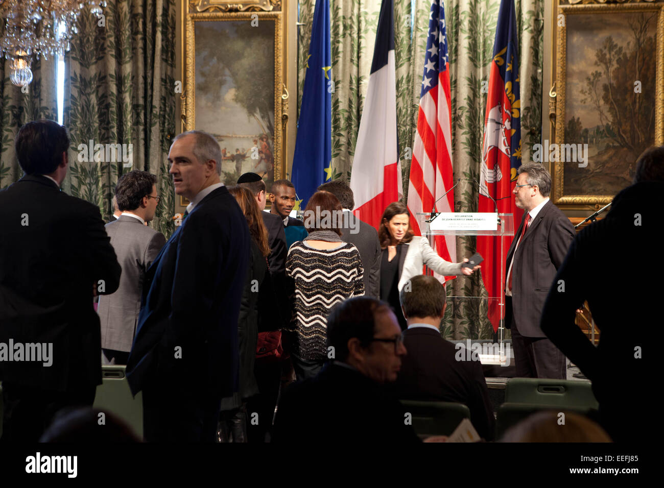 Paris, Frankreich. 16. Januar 2015. Secretary Of State John Kerry USA, trifft sich mit Bürgermeister von Paris, Anne Hidalgo, im Hotel de Ville, Hôtel de Ville, City Hall, Mr. Kerry reiste nach Frankreich zum Gedenken an den Land-Kampf gegen den Terrorismus nach den Terroranschlägen von Paris wo 17 Menschen starben. Neue französische Held Lassana Bathily, der in Frankreich seit 2006, als der Geiselnahme Belagerung durch Dschihad lebt Amedy Coulibaly 9 Januar begann, Bathily Angestellter im koscher laden im östlichen Paris nahm eine Gruppe von Gefangenen Kunden in einem Kühlraum, schalten Sie die Kälteanlage und clos Stockfoto