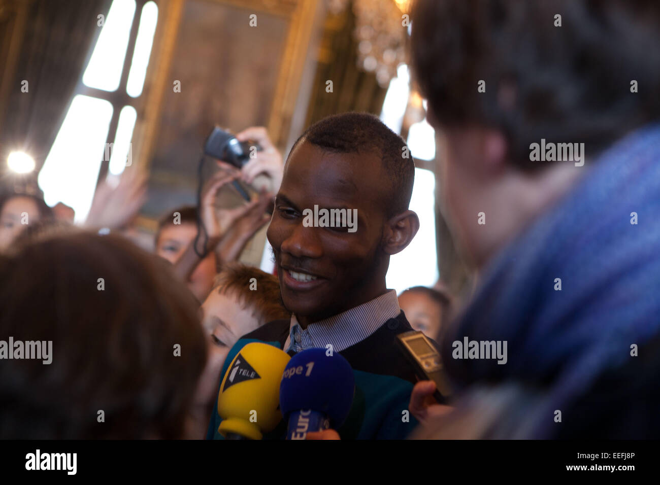 Paris, Frankreich. 16. Januar 2015. Secretary Of State John Kerry USA, trifft sich mit Bürgermeister von Paris, Anne Hidalgo, im Hotel de Ville, Hôtel de Ville, City Hall, Mr. Kerry reiste nach Frankreich zum Gedenken an den Land-Kampf gegen den Terrorismus nach den Terroranschlägen von Paris wo 17 Menschen starben. Neue französische Held Lassana Bathily, der in Frankreich seit 2006, als der Geiselnahme Belagerung durch Dschihad lebt Amedy Coulibaly 9 Januar begann, Bathily Angestellter im koscher laden im östlichen Paris nahm eine Gruppe von Gefangenen Kunden in einem Kühlraum, schalten Sie die Kälteanlage und clos Stockfoto