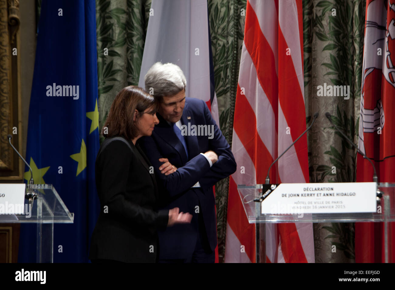 Paris, Frankreich. 16. Januar 2015. Secretary Of State John Kerry USA, trifft sich mit Bürgermeister von Paris, Anne Hidalgo, im Hotel de Ville, Hôtel de Ville, City Hall, Mr. Kerry reiste nach Frankreich zum Gedenken an den Land-Kampf gegen den Terrorismus nach den Terroranschlägen von Paris wo 17 Menschen starben. Bildnachweis: Ania Freindorf/Alamy Live-Nachrichten Stockfoto