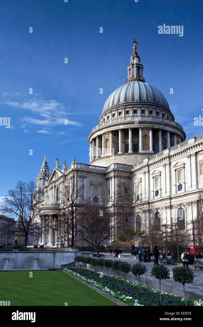 London, England, Januar 2015 ein Hochformat der Fußgänger zu Fuß Ourside St Pauls Cathedral im Winter. Stockfoto