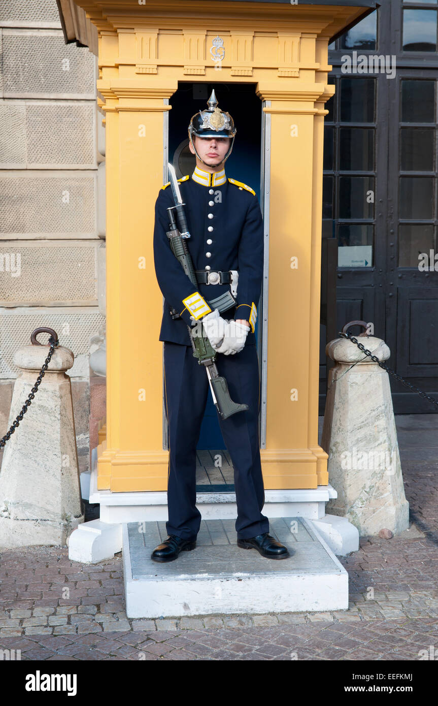 Stockholm, Schweden - 28. Juli 2010: Royal Gardist stramm vor dem Königspalast von Stockholm Stockfoto
