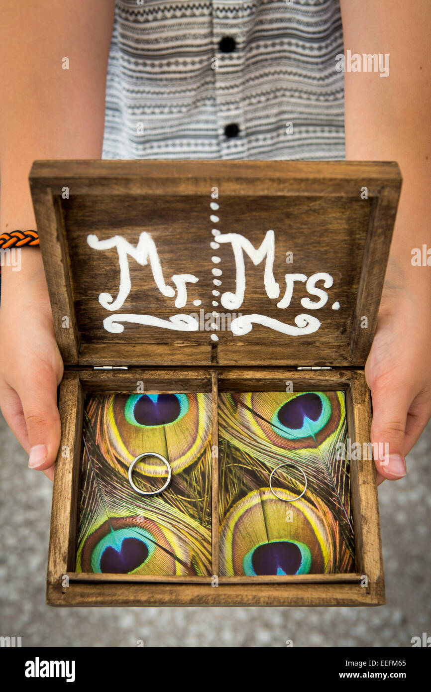 "Herr & Frau" Hochzeit Ring-Box mit Pfau Feder Grafiken Stockfoto