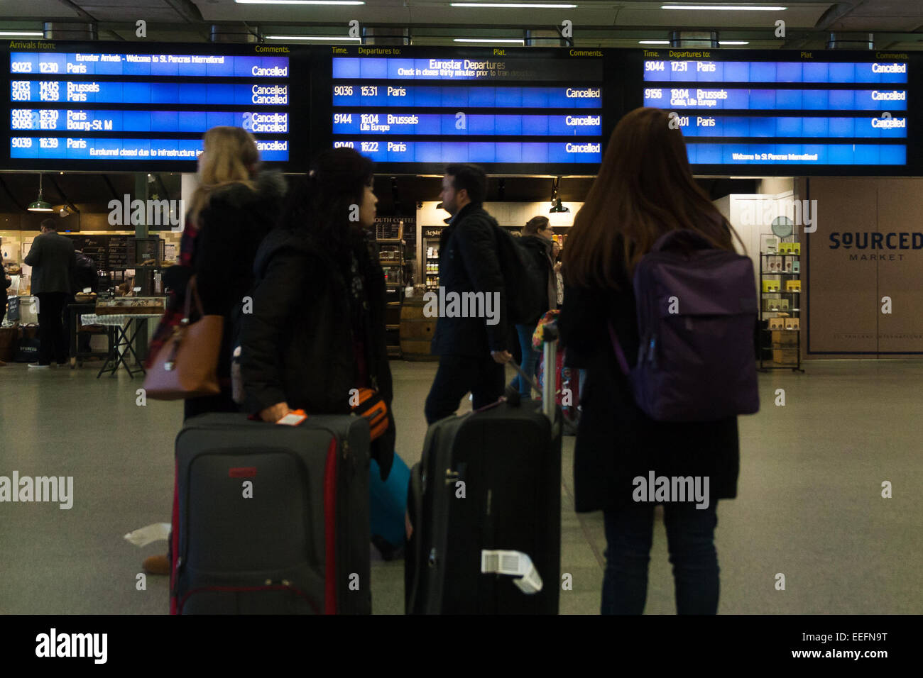 London, UK. 17. Januar 2015. Eine Warteschlange Hunderte von Metern lange Formen, wie Tausende von Reisenden auf er Eurostar-Zug nach Europa zu reisen beabsichtigen gestrandet sind, als gemischte Berichte von Rauch, Kohlendioxid und ein LKW in die Nord-Tunnel-Ursache seiner Schließung zwingen den Ausfall aller Leistungen Feuer. Bildnachweis: Paul Davey/Alamy Live-Nachrichten Stockfoto