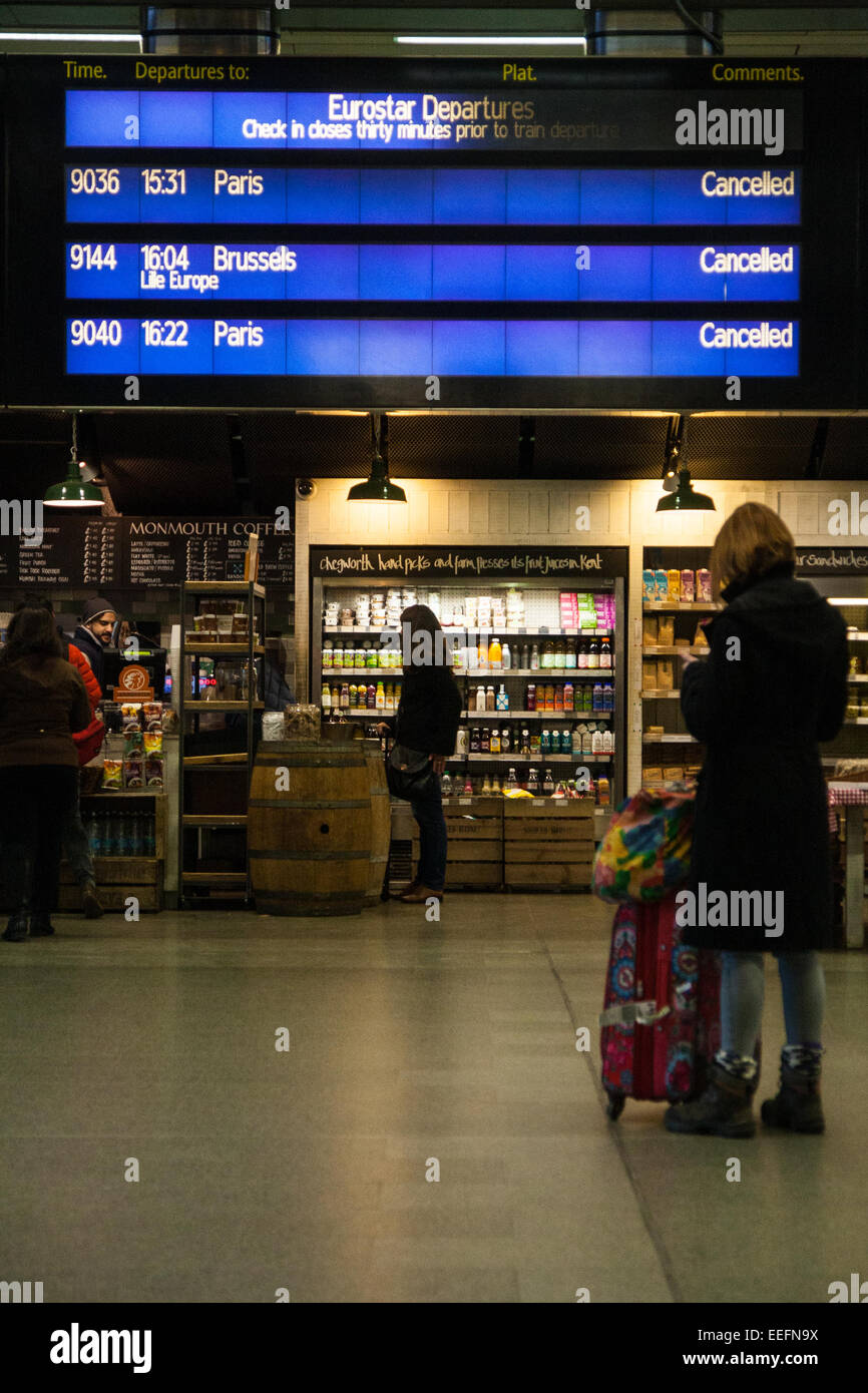 London, UK. 17. Januar 2015. Eine Warteschlange Hunderte von Metern lange Formen, wie Tausende von Reisenden auf er Eurostar-Zug nach Europa zu reisen beabsichtigen gestrandet sind, als gemischte Berichte von Rauch, Kohlendioxid und ein LKW in die Nord-Tunnel-Ursache seiner Schließung zwingen den Ausfall aller Leistungen Feuer. Bildnachweis: Paul Davey/Alamy Live-Nachrichten Stockfoto