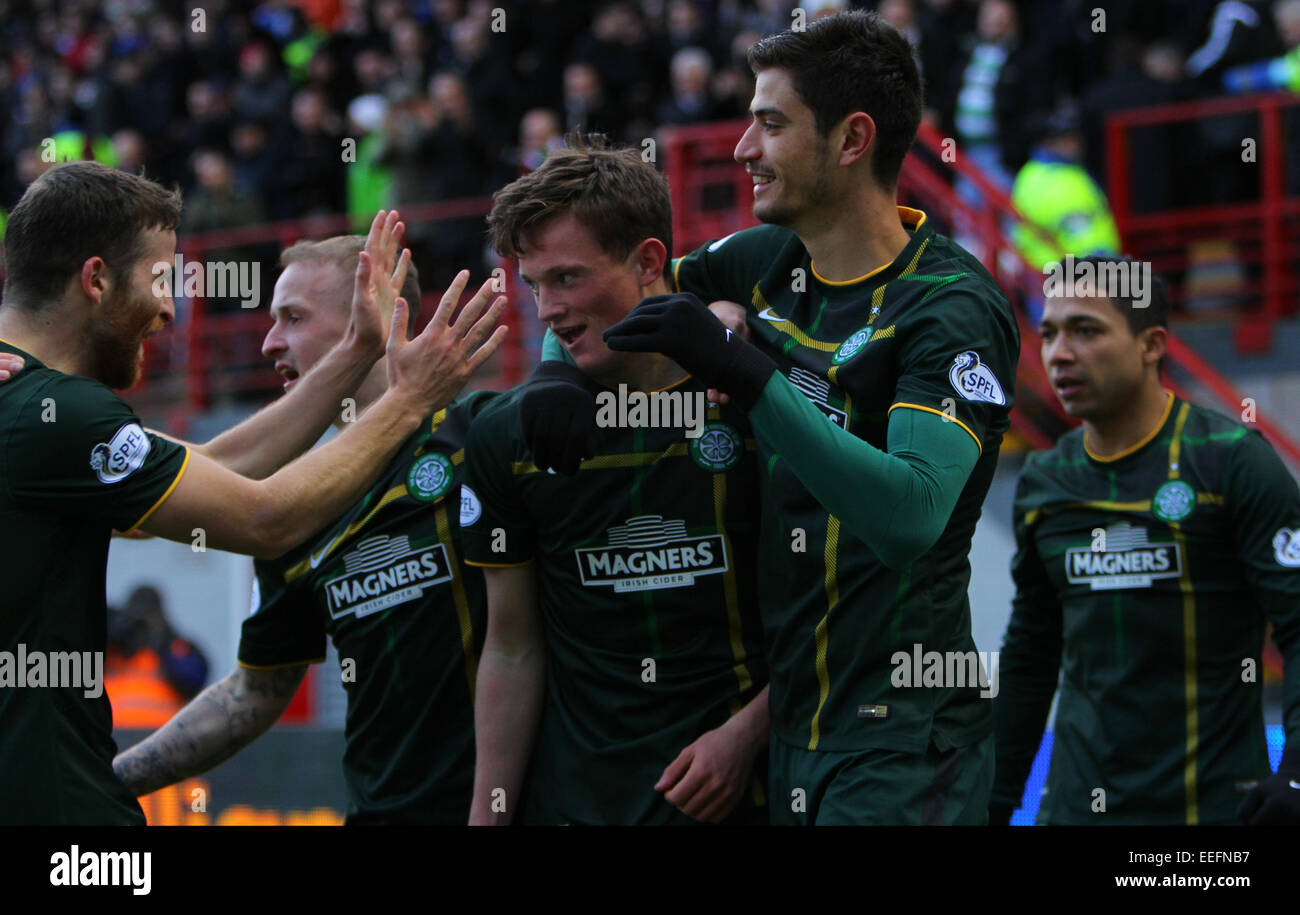 Hamilton, Schottland. 17. Januar 2015. Scottish Premier League. Hamilton Academical gegen Celtic. Celtic Liam Henderson feiert sein Tor mit Leigh Griffiths, Adam Matthews, Nir Bitton und Emilio Izaguirre Credit: Action Plus Sport/Alamy Live News Stockfoto