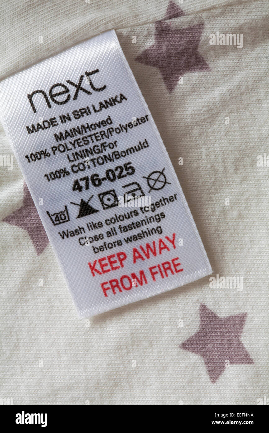 Next Made in Sri Lanka Keep away from Fire - Label in Kleidung - verkauft in Großbritannien Vereinigtes Königreich, Großbritannien - Pflege waschen Symbole und Anweisungen Stockfoto