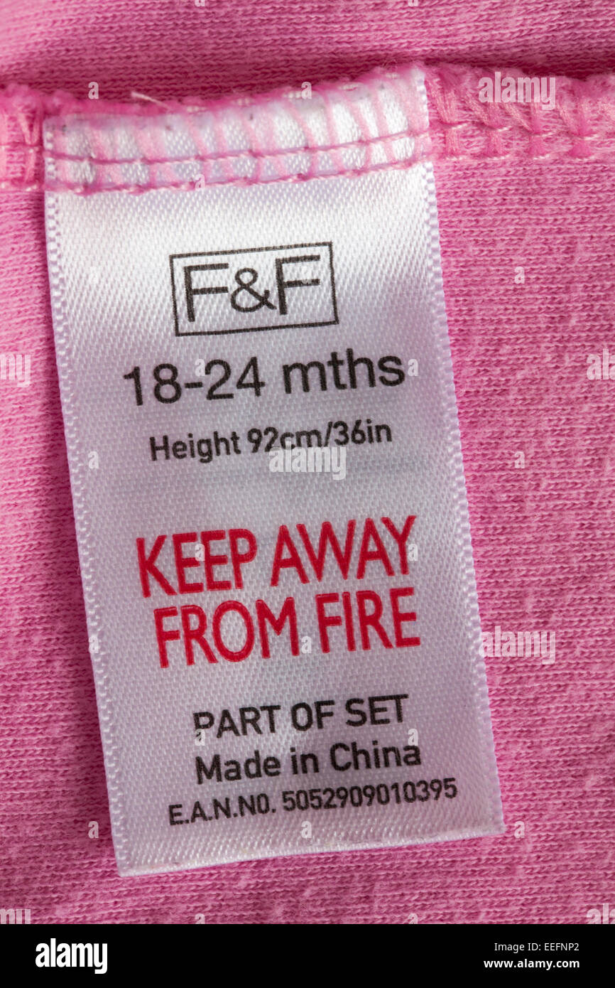 Label in der Kleidung - F&F 18-24 Monate Höhe 92 cm 36 in der Nähe von  Feuer Teil in China gefertigt - verkauft in der UK Vereinigtes Königreich,  Großbritannien Stockfotografie - Alamy