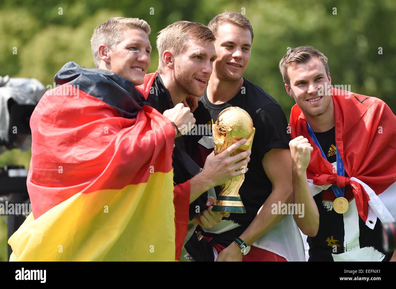 Die Deutschland-Fußball-Nationalmannschaft feiern ihren Sieg am Brandenburger Tor (Brandenburger Tor). 400.000 Fans versammelten sich die sogenannte Fanmeile, die Gewinner der WM 2014 zu begrüßen.  Mitwirkende: Bastian Schweinsteiger, Manuel Neuer, Kevin Großkre Stockfoto