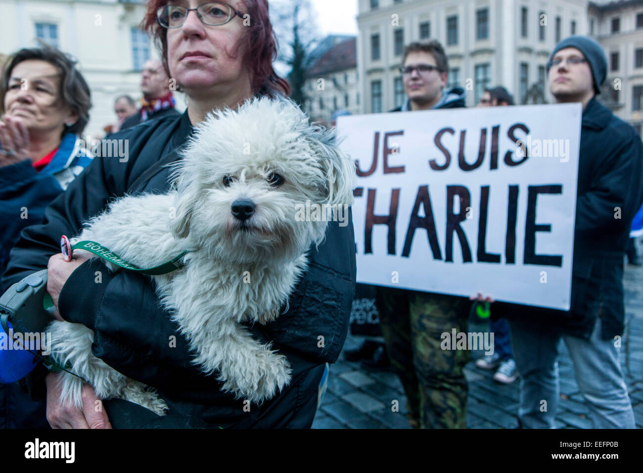 Die Teilnehmer protestieren mit der Inschrift je suis Charlie Prager Demonstration, Hundeumarmung Stockfoto