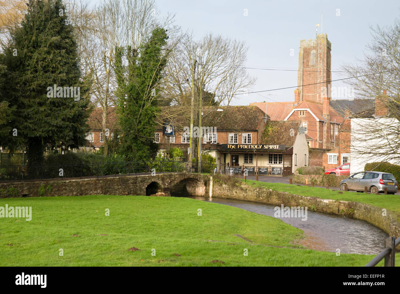 Ein Dorf in Somerset in der Nähe von der Website von Hinkley Point C Kernenergie Station Cannington. Freundlichen Geist pub Stockfoto