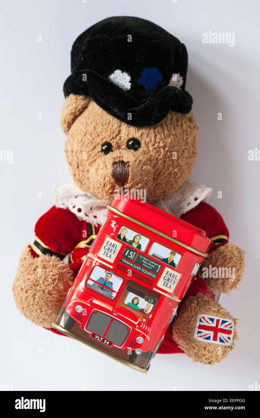 Beefeater Yeoman Of The Guard Teddybär mit roten Doppeldecker Bus Zinn Earl Grey Tee isoliert auf weißem Hintergrund Stockfoto