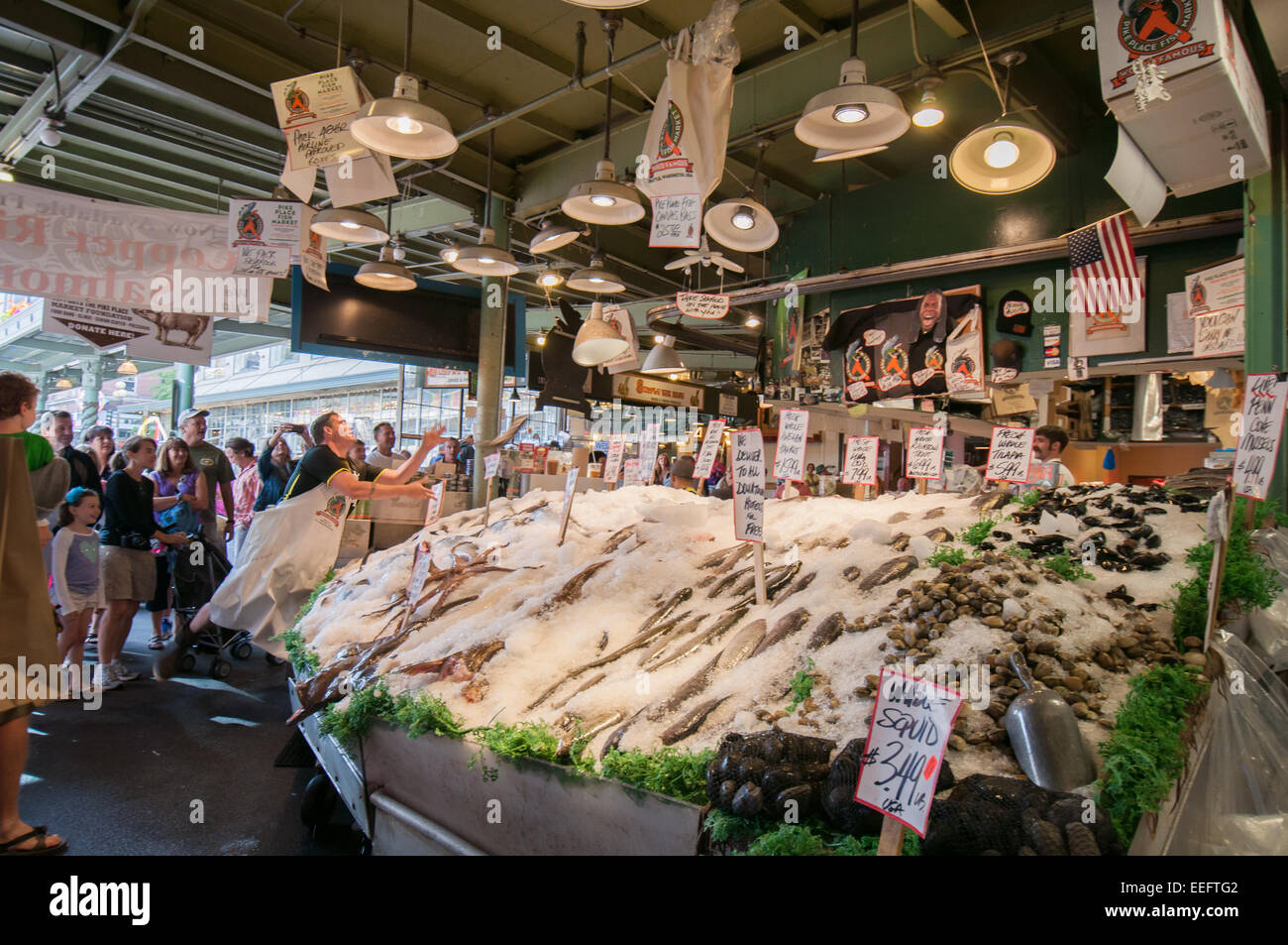 Fische werfen am Pike Place Fish Market, Seattle, USA Stockfoto