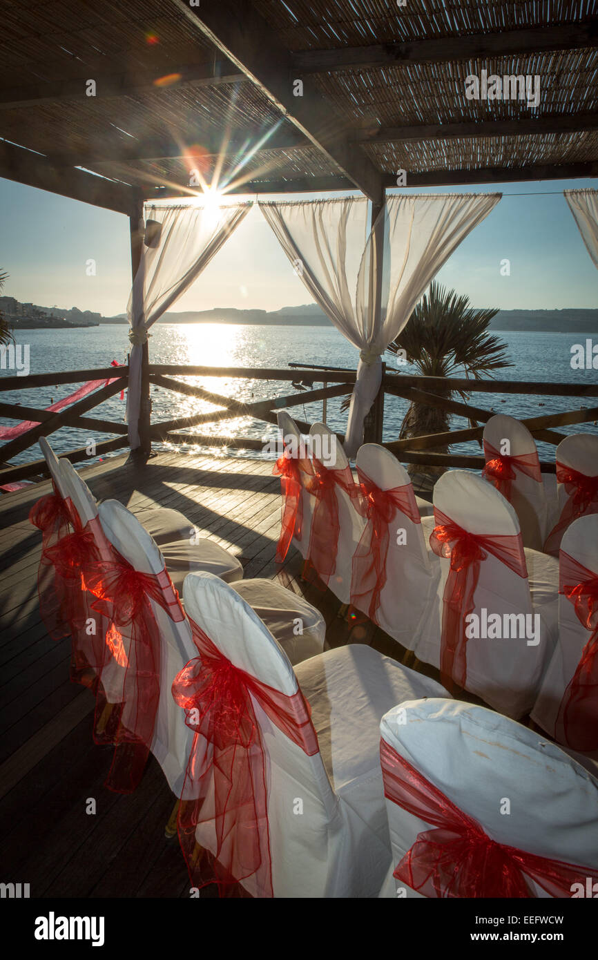 Hochzeit Veranstaltungsort Zeremonie Setup - rote Material / Blumen Stockfoto