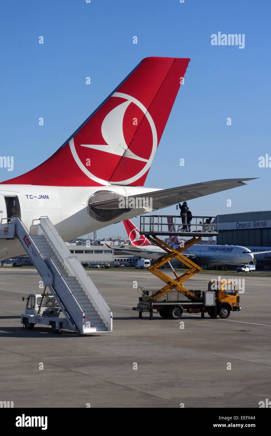 Istanbul, Türkei, Ingenieur steuert eine Maschine Fluggesellschaft Turkish Airlines Stockfoto