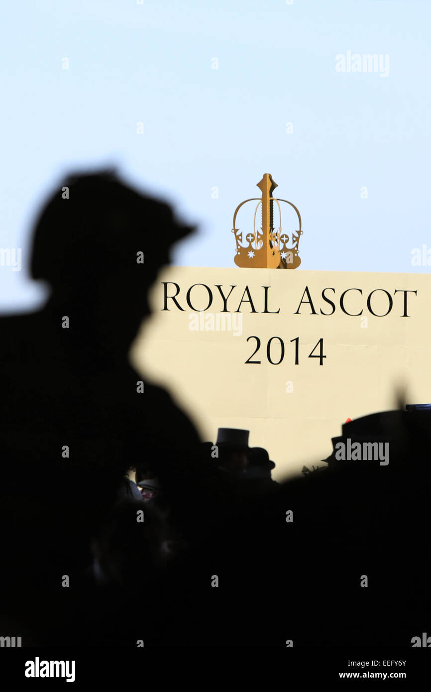 Royal Ascot, Silhouetted Jockey vor dem Schild Royal Ascot 2014 Stockfoto