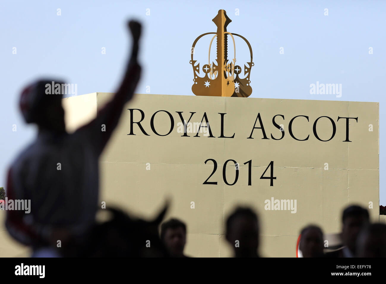 Royal Ascot, Silhouetted Jockey vor dem Schild Royal Ascot 2014 Stockfoto