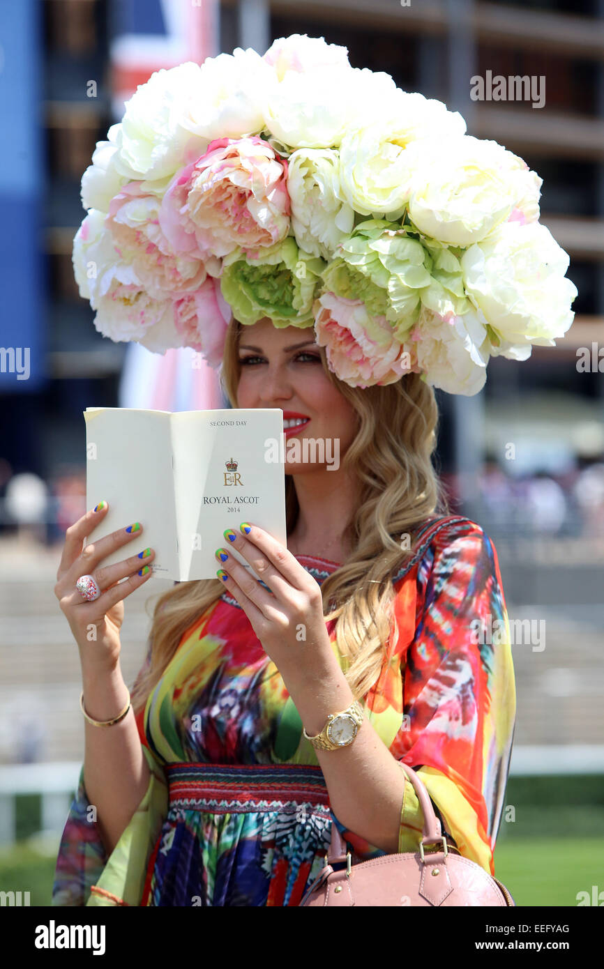 Royal Ascot, Mode, Portrait einer Frau mit Hut Stockfoto