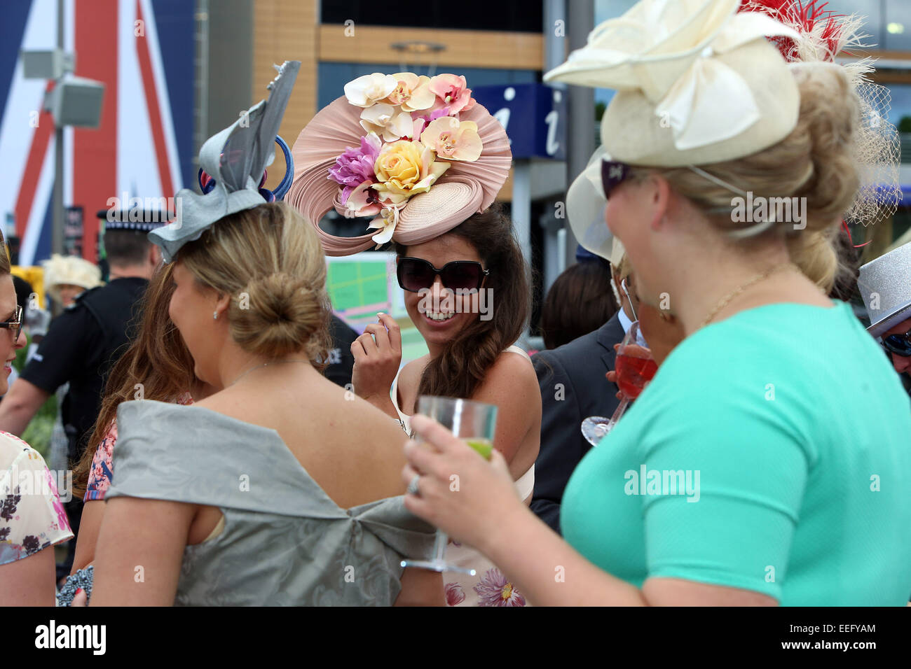 Royal Ascot, Mode, Frauen mit Hut und Mann mit Hut auf der Rennbahn Stockfoto