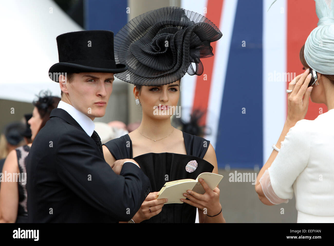 Royal Ascot, Mode, Frauen mit Hut auf der Rennbahn Stockfoto