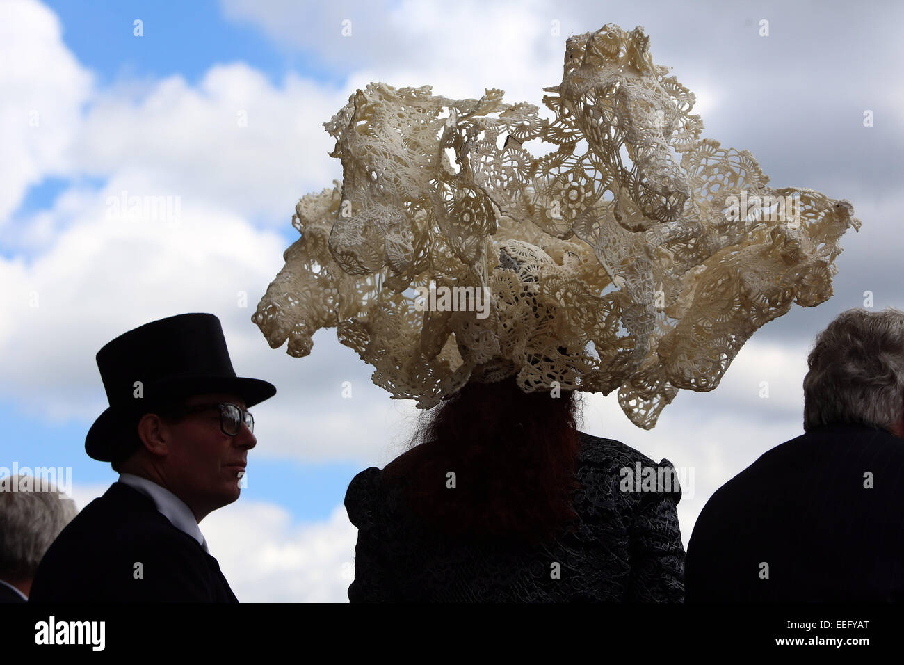 Royal Ascot, Mode, Frauen mit Hut auf der Rennbahn Stockfoto