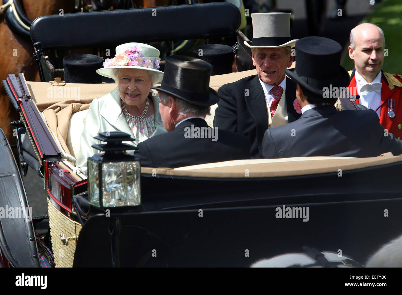 Royal Ascot, königliche Prozession. Queen Elizabeth die zweite und Prinz Philip kommen an der Galopprennbahn Stockfoto