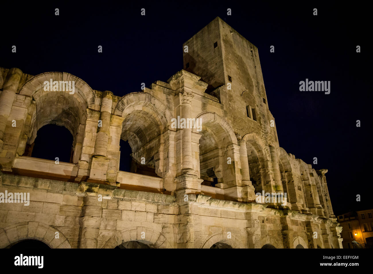 Amphitheater in der Nacht, Arles, Bouches-du-Rhône, Frankreich Stockfoto