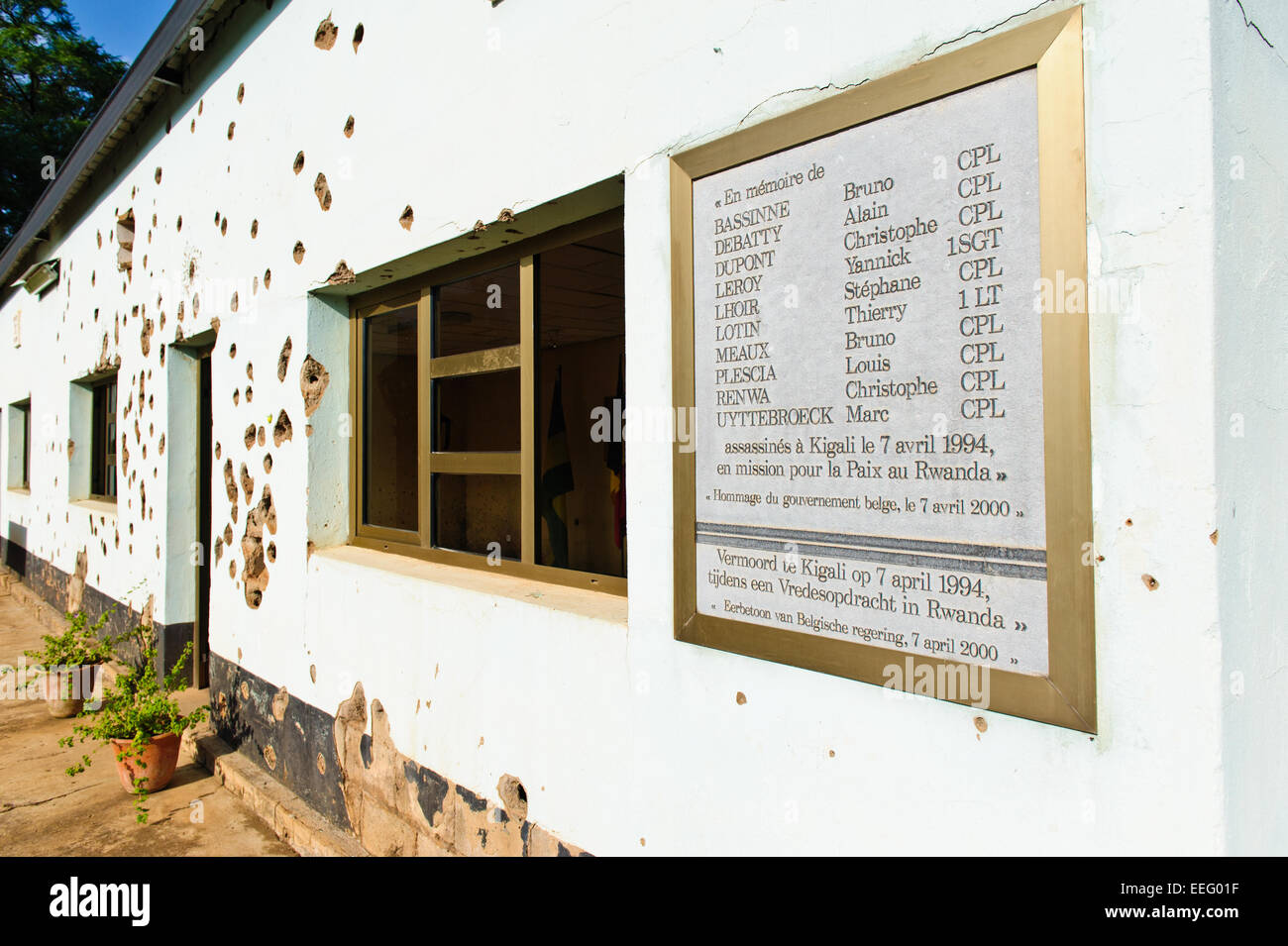 Eine Platte mit den Namen der zehn belgischen UNO-Soldaten, ermordet in dieser Baracke. Camp Kigali Memorial. Kigali, Ruanda. Stockfoto