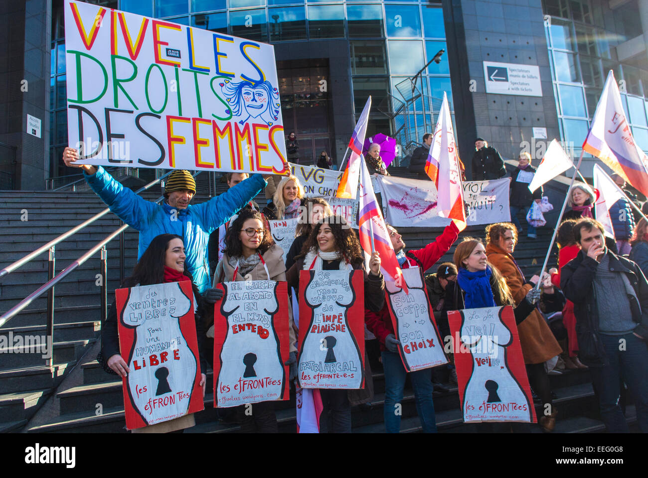 Paris, Frankreich, französische N.G.O.-Gruppen, Feministische Demonstration zu Ehren des 40. Jahrestages der Legalisierung des Abtreibungsgesetzes, das französische Protestplakat hält, Frauen unterstützen die Kundgebung von Frauen, pro Choice, pro Abtreibungsproteste, Frauenpolitik Stockfoto