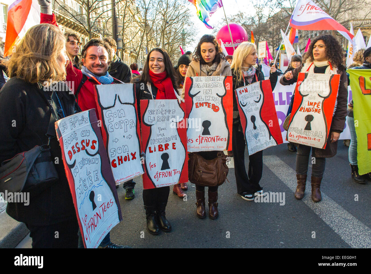 Paris, Frankreich, französische NG.O.-Gruppen, weibliche Demonstrantinnen marschieren für Rechte in der Demonstration zu Ehren des 40. Jahrestages der Legalisierung des Abtreibungsgesetzes, halten französisches Protestplakat, Frauen unterstützen Frauen, Proteste für Abtreibung, weibliche Empowerment-Zeichen Stockfoto