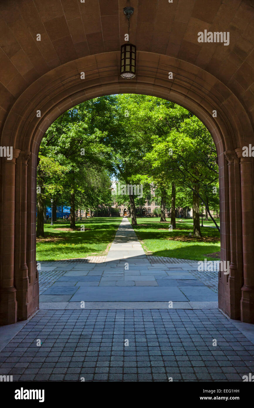 Der alte Campus gesehen durch einen Torbogen in Vanderbilt Hall, Yale University, New Haven, Connecticut, USA Stockfoto