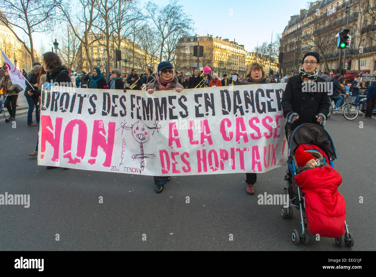 Paris, Frankreich, französische N.G.O.-Gruppen, feministische Demonstration zu Ehren des 40. Jahrestages der Legalisierung des Abtreibungsgesetzes, Banner mit „Nein zu Krankenhausbudgetkürzungen“, „Pro Choice“-Frauen unterstützen Frauenkundgebung, Budgetproteste Stockfoto