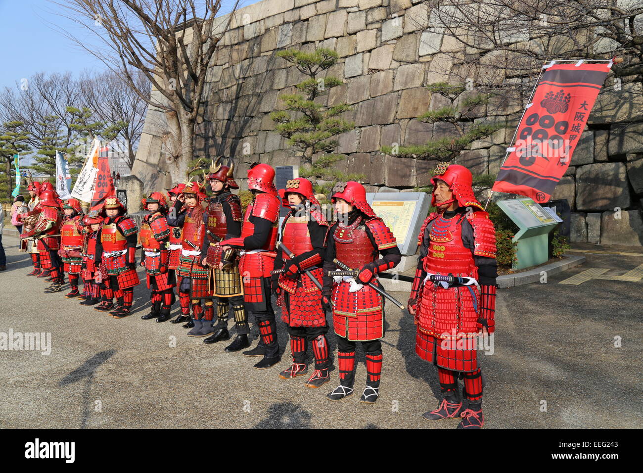 Dieses Bild der Japaner gekleidet wie Samurai außerhalb der Burg von Osaka in Japan im Januar 2015 gefangen genommen wurde. Stockfoto