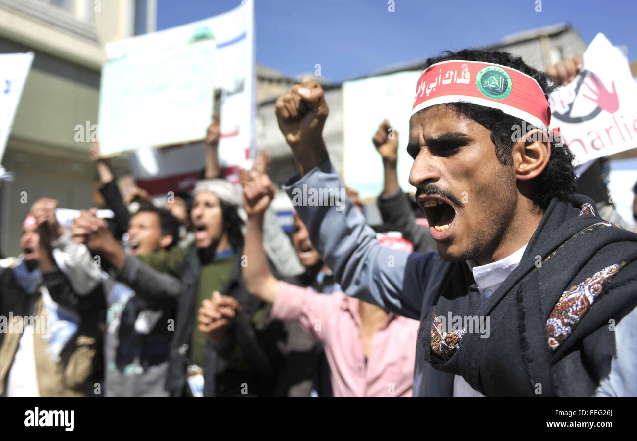 Sanaa, Jemen. 17. Januar 2015. Jemenitische Demonstranten rufen Parolen gegen französische satirische Zeitschrift Charlie Hebdo während einer Demonstration vor der französischen Botschaft in Sanaa, Jemen, am 17. Januar 2015. Bildnachweis: Hani Ali/Xinhua/Alamy Live-Nachrichten Stockfoto