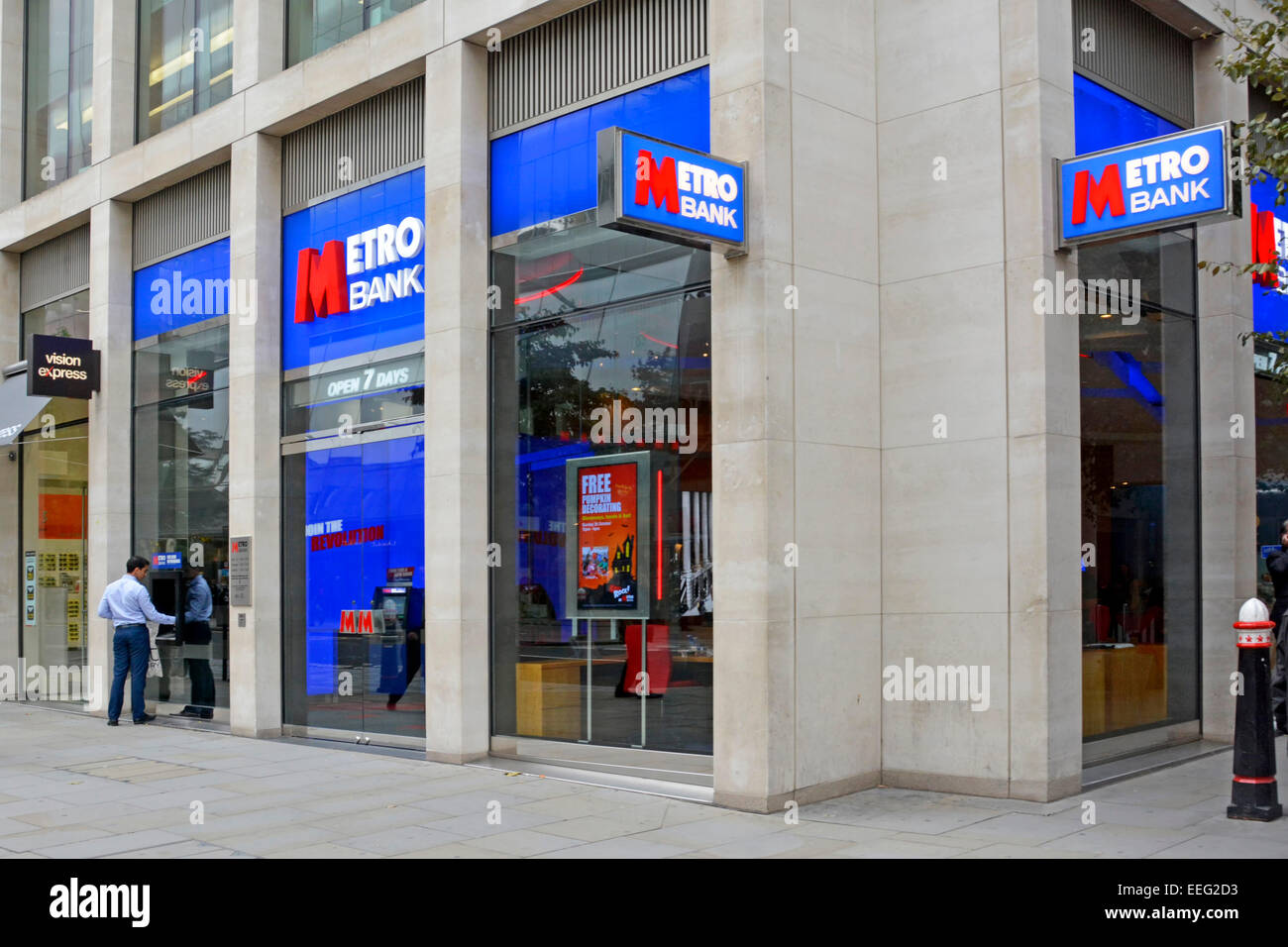 Metro Bank Filialen bei Cheapside Stadt London mit externen Wandmontage ATM England Großbritannien Stockfoto