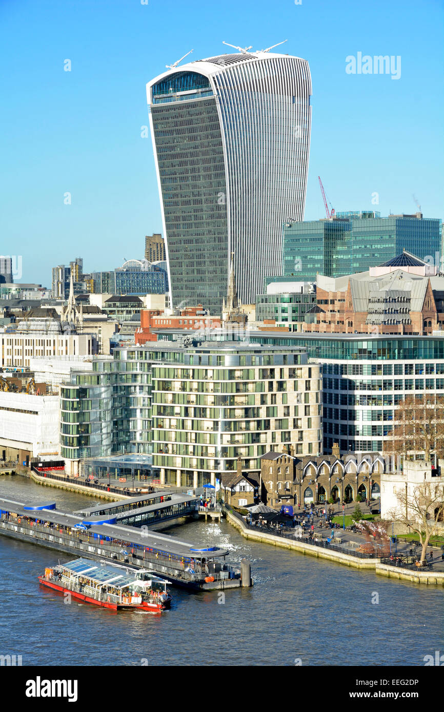 Blick von oben auf Tower Pier und Themse durch die neue Walkie Talkie landmark Bürogebäude Wolkenkratzer der Stadt London England Großbritannien dominiert Stockfoto