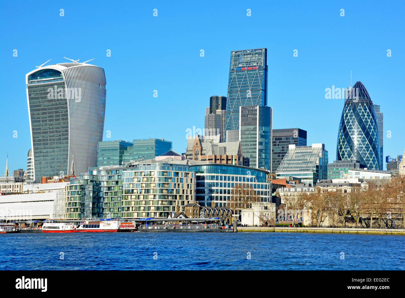 Skyline Londons Wahrzeichen Gebäude & Wolkenkratzer in den Schatten Riverside Tower Pier mit Gurke Cheesegrater % Walkie talkie Gebäude UK Stockfoto