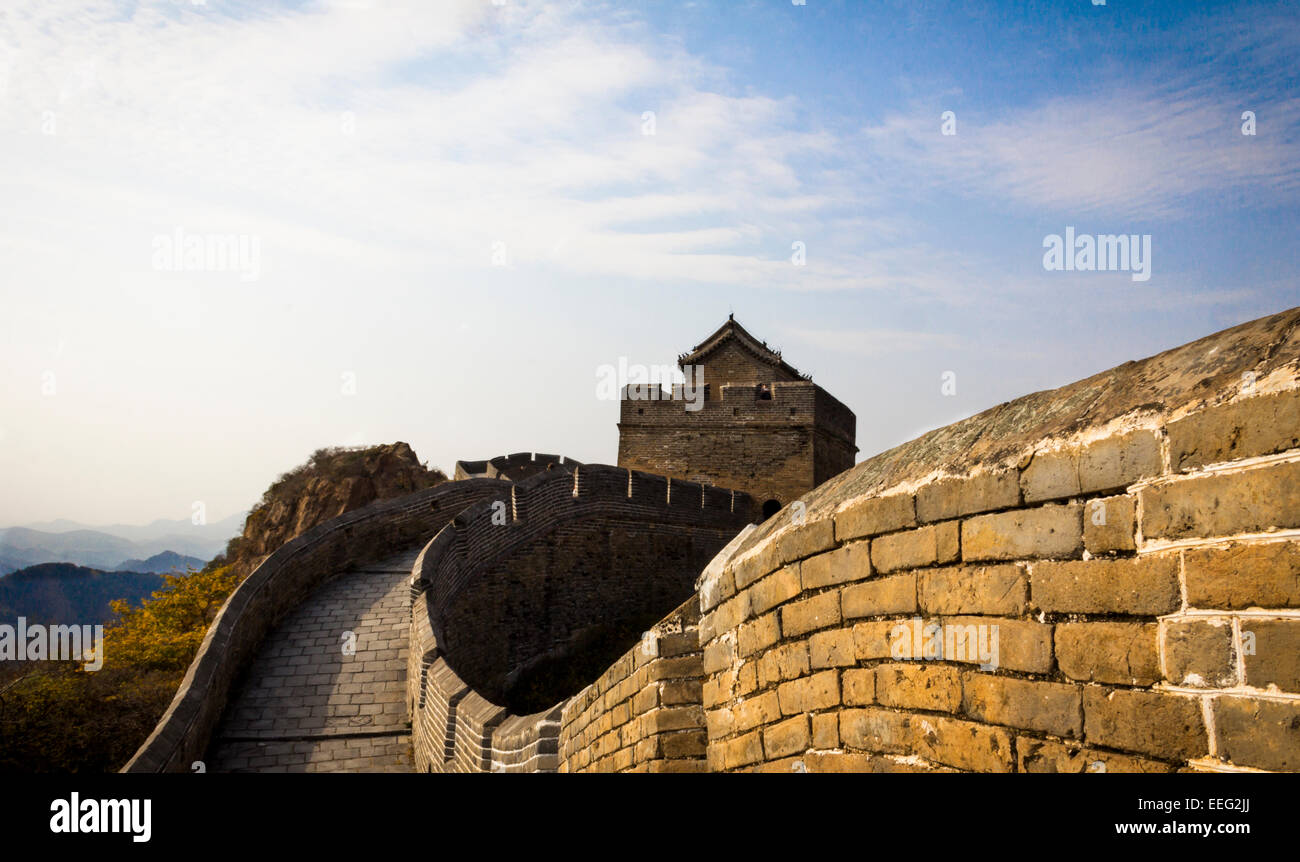 Die große Mauer in China-wicklung bis zu einem Wachturm. Stockfoto