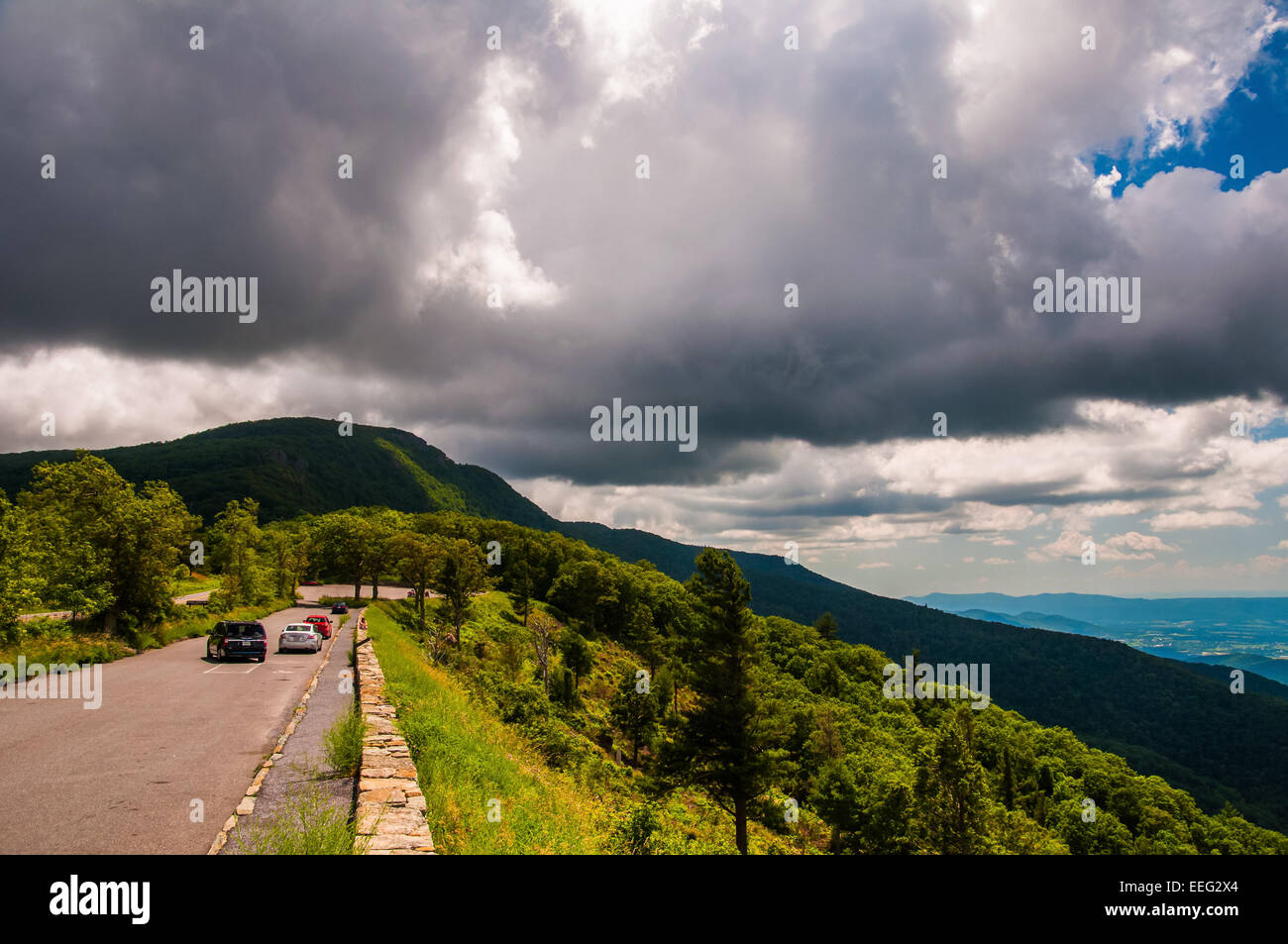 Übersehen und Blick auf die Blue Ridge auf Skyline Drive im Shenandoah-Nationalpark, Virginia. Stockfoto