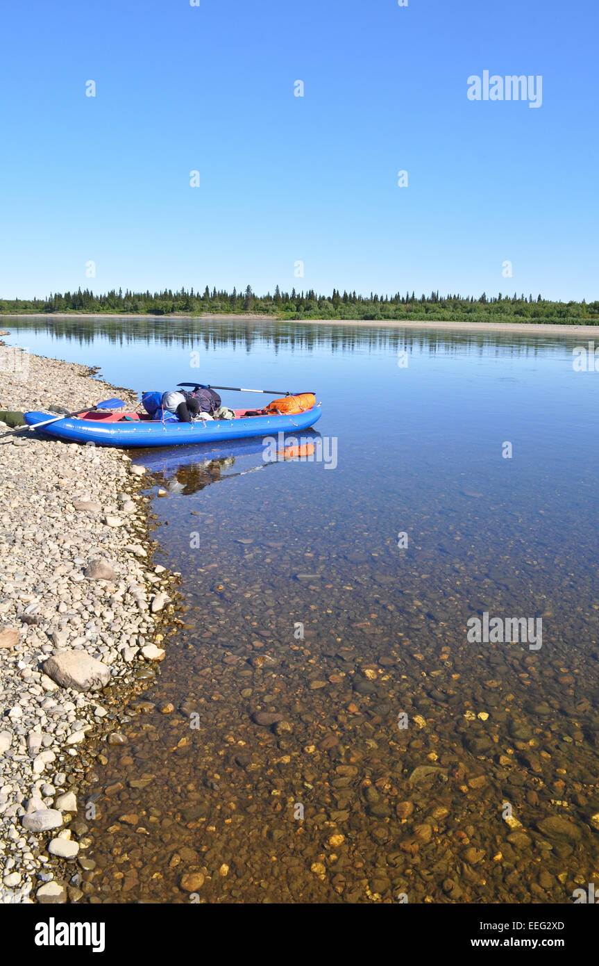 Die polaren Ural, die untere Oberlauf des Flusses Lemva, Republik Komi, Russland. Der Broad River und das Boot. Stockfoto