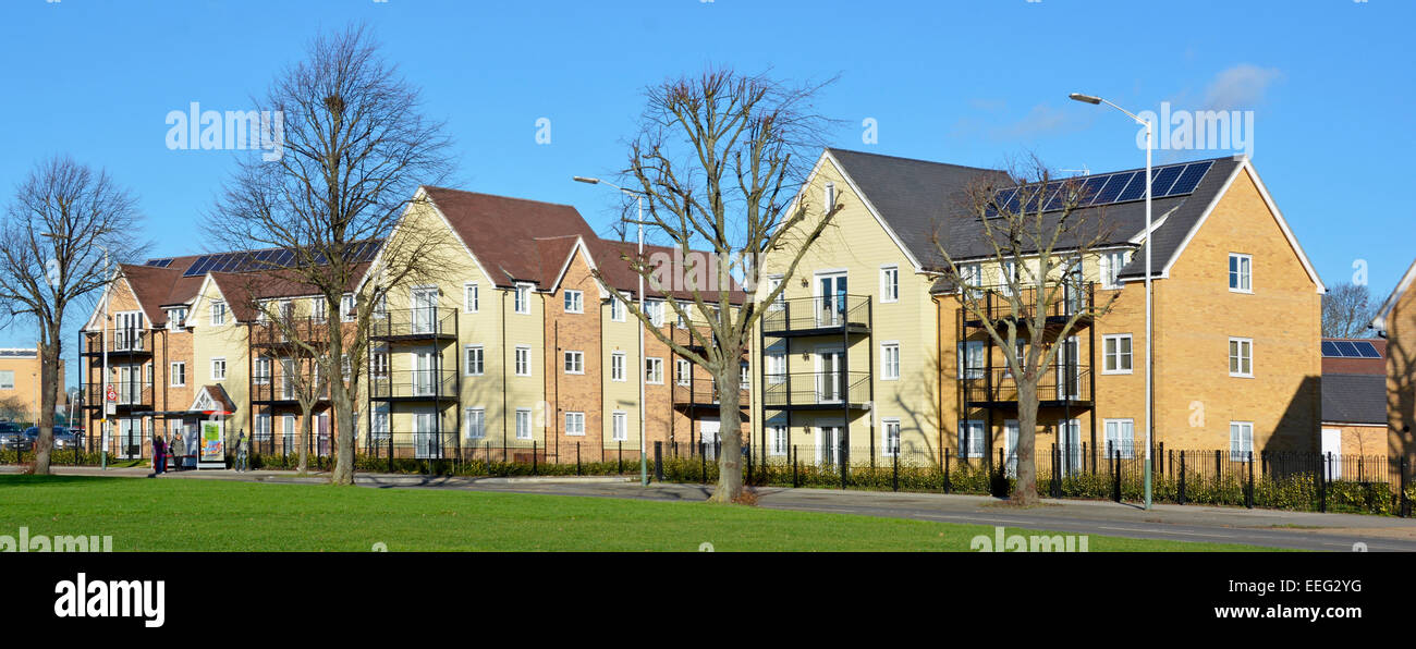 Neue gemischte Gehäuse Entwicklung entlang der Hauptstraße mit Bushaltestelle kurz vor der Vollendung (wenige einige leere belegt) Harold Hill Romford London England Großbritannien Stockfoto