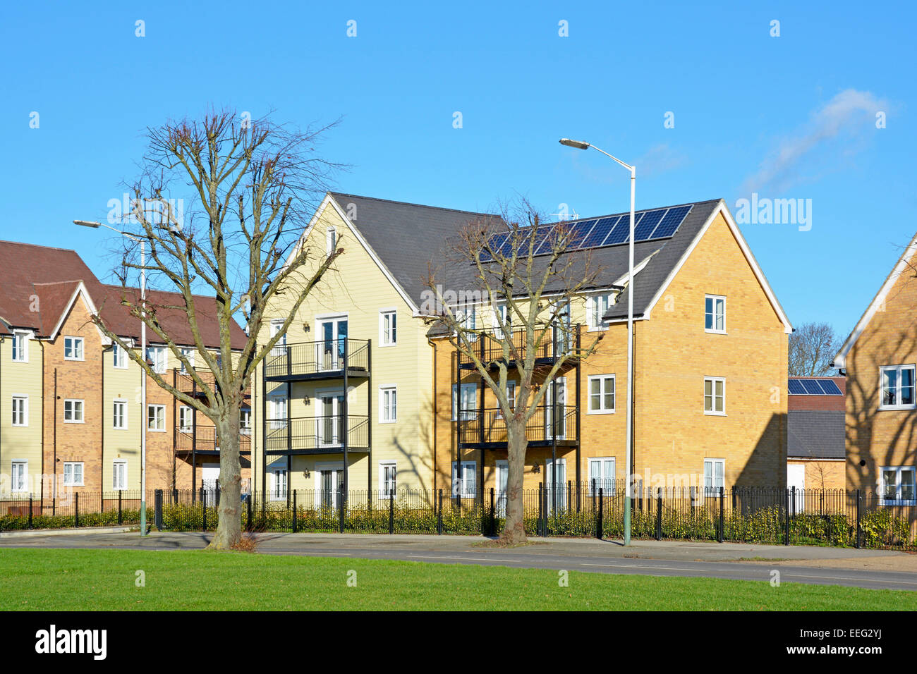 Neue gemischte Gehäuse Entwicklung entlang der Hauptstraße kurz vor der Fertigstellung (wenige einige leere belegt) Harold Hill Romford East London England Großbritannien Stockfoto