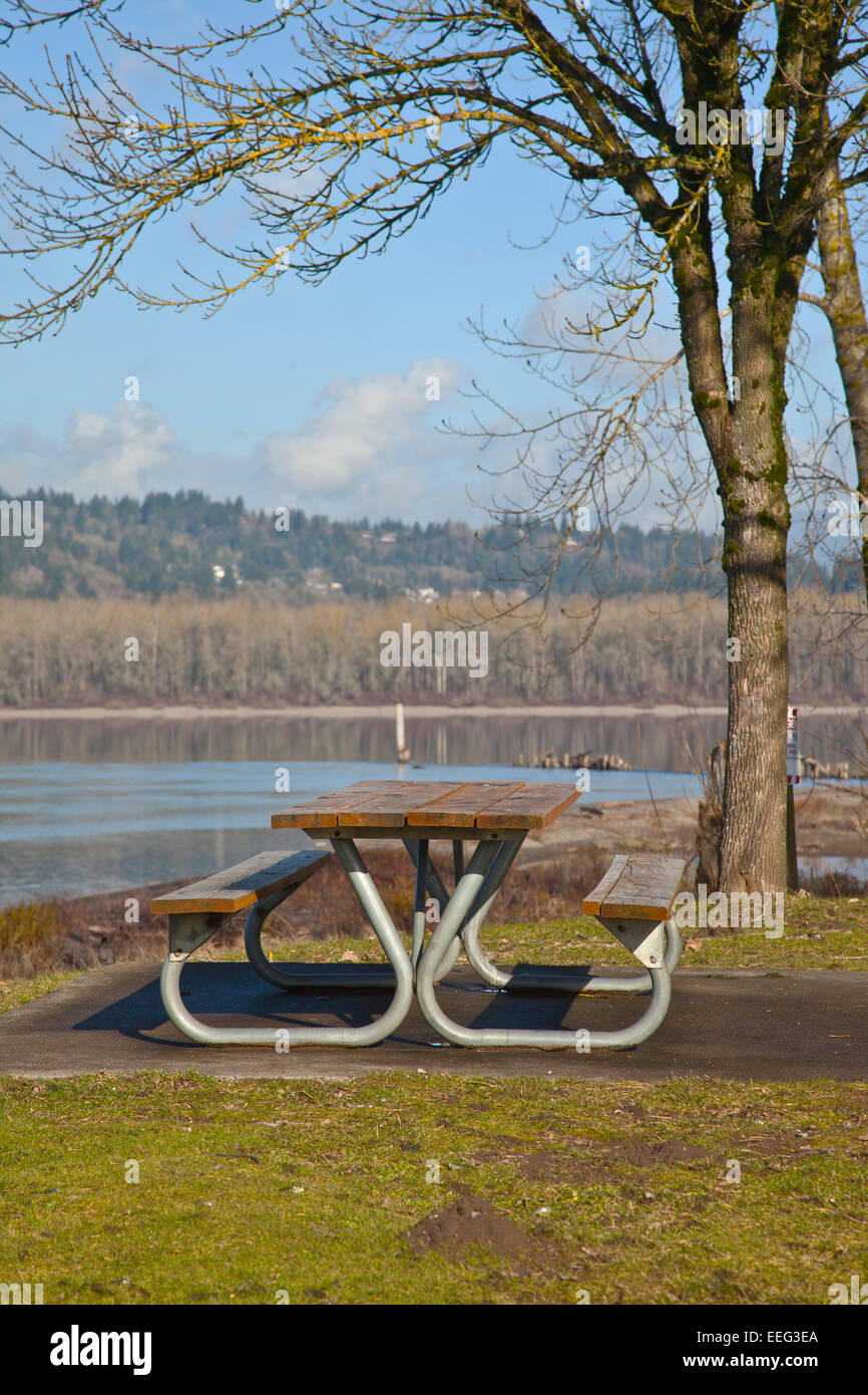 Picknickbank mit Blick Columbia River Oregon Parks. Stockfoto