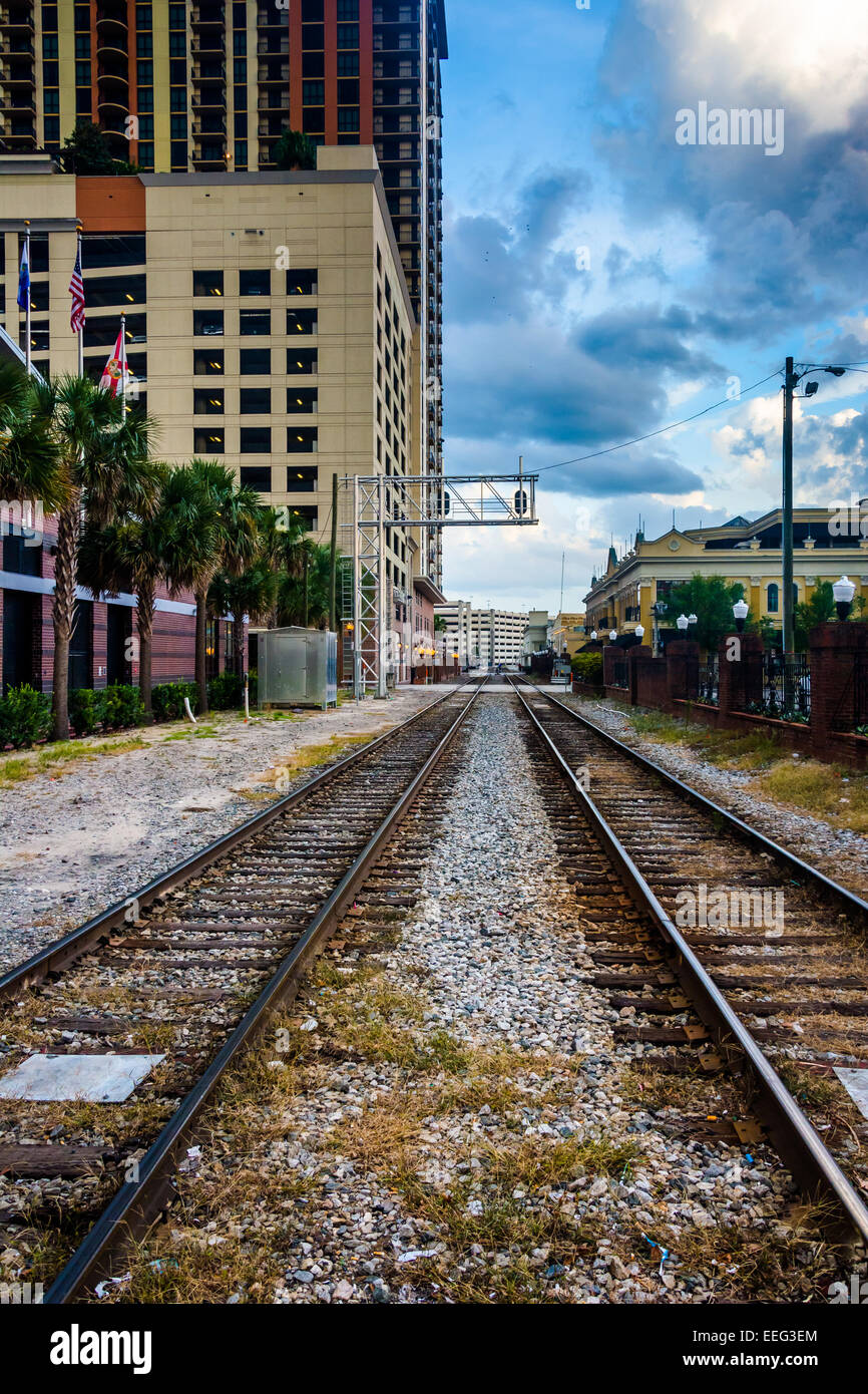 Gleise und Gebäude in Orlando, Florida. Stockfoto