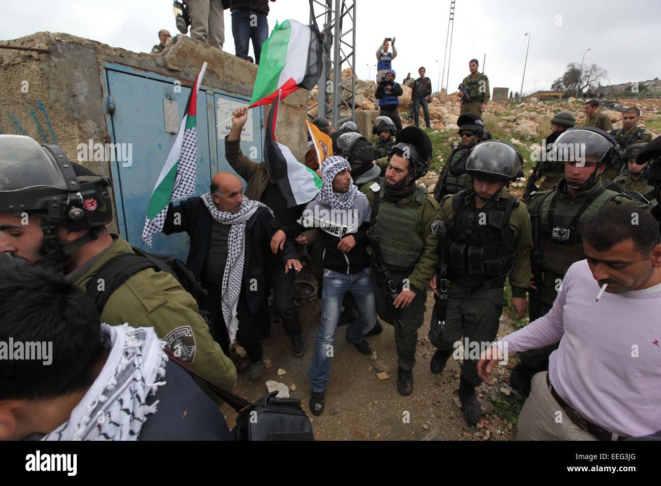 Bethlehem, Bethlehem. 17. Januar 2015. Israelische Soldaten verhaften einen palästinensischen Demonstranten während einer Demonstration in der Nähe von einem geschlossenen Tor das Westjordanland Hebron, Bethlehem, am 17. Januar 2015. Israelische Armee hat das Tor durch die Anwohner Shuttle zwischen Hebron und Bethlehem seit 14 Jahren seit der zweiten Intifada geschlossen. Bildnachweis: Luay Sababa/Xinhua/Alamy Live-Nachrichten Stockfoto